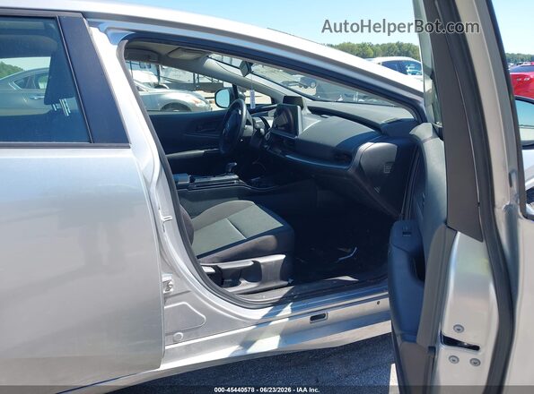 JTDACAAU4R3022663 2024 TOYOTA PRIUS Silver Widok wnętrza z przodu