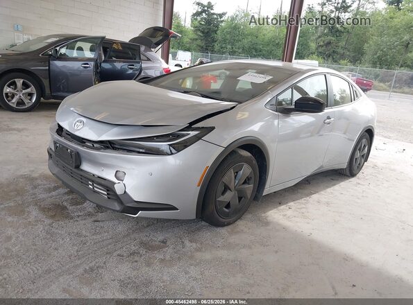 JTDACAAU6T3079115 2026 TOYOTA PRIUS Silver წინა მარცხენა ხედი სამი მეოთხედიდან