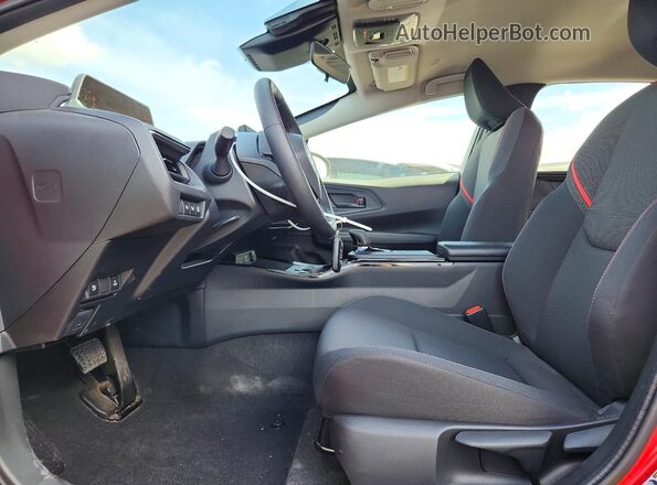 JTDACACU7S3045678 2025 TOYOTA PRIUS Red Vista interior delantera