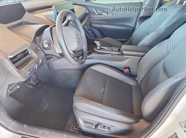 JTDACACU8T3071045 2026 TOYOTA PRIUS Белый Вид салона спереди
