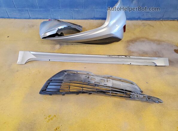 JTDBCMFE6T3127395 2026 TOYOTA COROLLA Silver Widok komory silnika