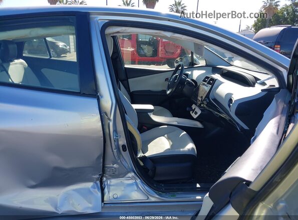 JTDKARFU7H3050831 2017 TOYOTA PRIUS Silver Front interior view