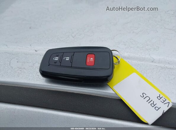 JTDKBRFUXJ3063852 2018 TOYOTA PRIUS Silver Вид панелі приладів