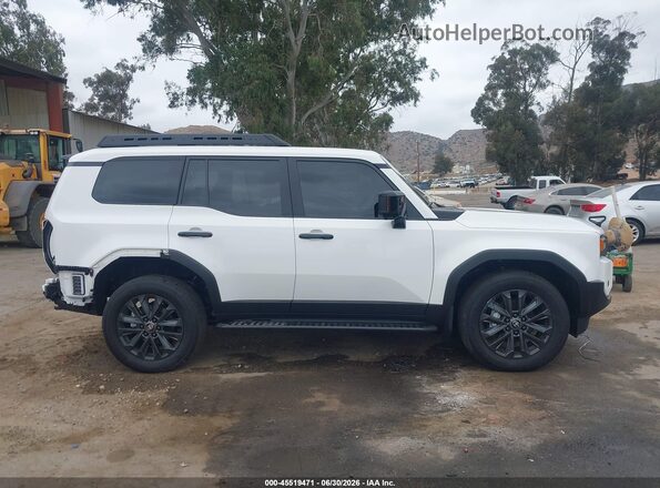 JTEABFAJ2TK062402 2026 TOYOTA LAND CRUISER White Սալոնի հետևի տեսք