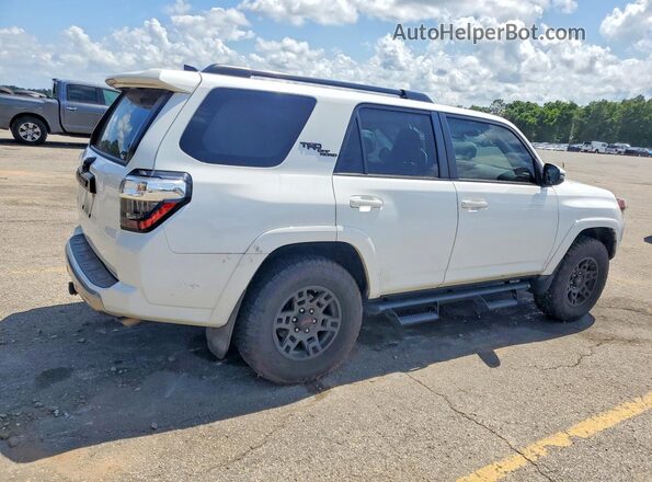 JTEBU5JR3L5809504 2020 TOYOTA 4RUNNER White Trasero derecho