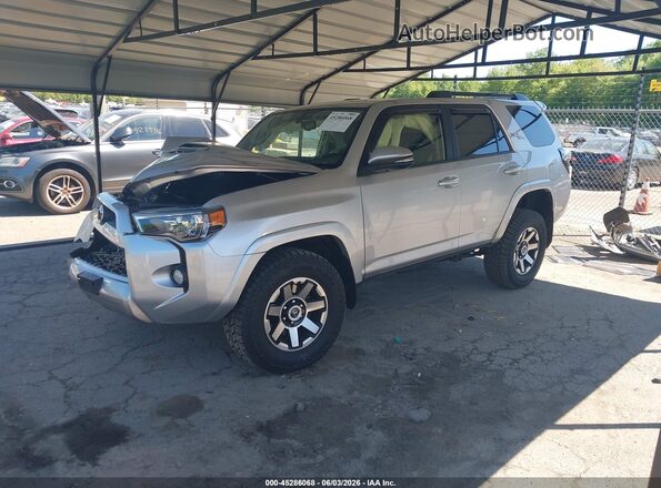 JTEBU5JR4K5658946 2019 TOYOTA 4RUNNER Silver Vista tres cuartos delantera izquierda