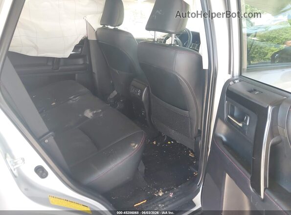 JTEBU5JR4K5658946 2019 TOYOTA 4RUNNER Silver Vista de la etiqueta del VIN