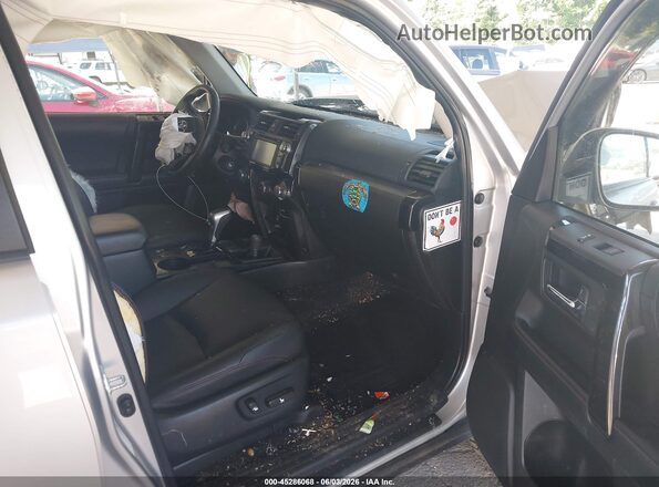JTEBU5JR4K5658946 2019 TOYOTA 4RUNNER Silver Vista interior delantera