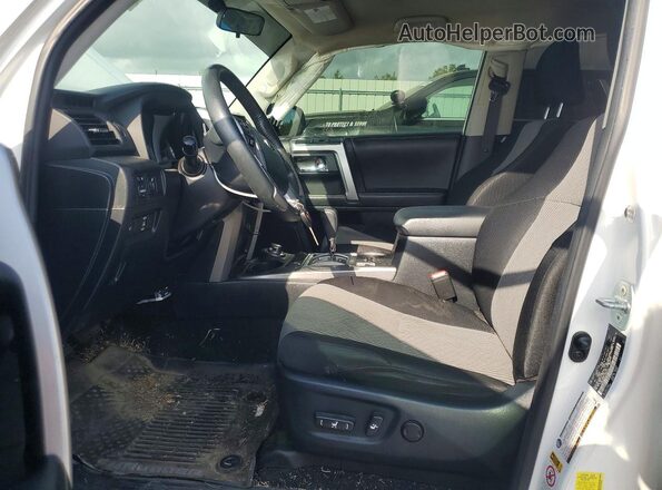 JTEBU5JR6J5484506 2018 TOYOTA 4RUNNER White წინა სალონის ხედი