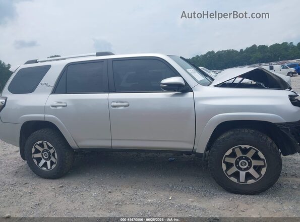 JTEBU5JR6J5597260 2018 TOYOTA 4RUNNER Silver Vista interior trasera