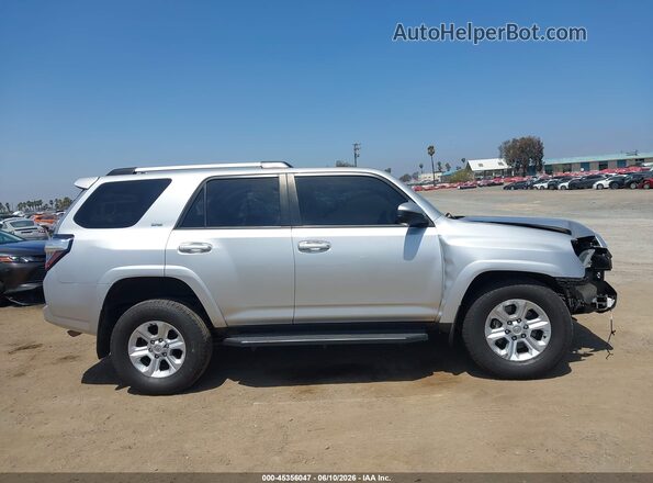 JTEEU5JR2N5264153 2022 TOYOTA 4RUNNER Silver Սալոնի հետևի տեսք