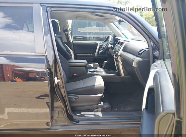 JTEEU5JR6N5253155 2022 TOYOTA 4RUNNER Black წინა სალონის ხედი