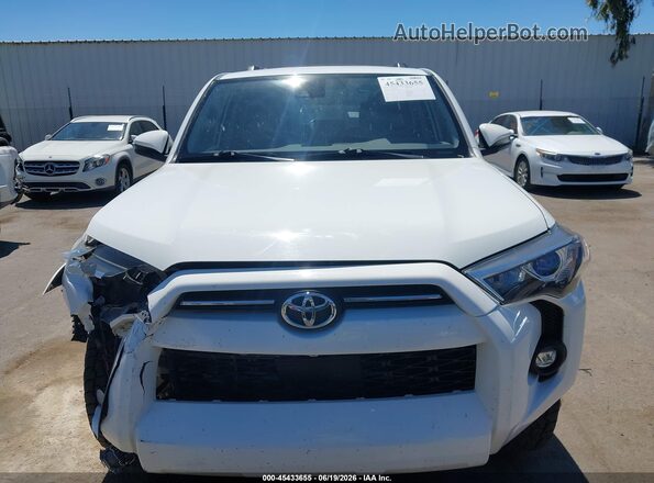 JTEMU5JR3N6006116 2022 TOYOTA 4RUNNER White Вид задньої частини салону