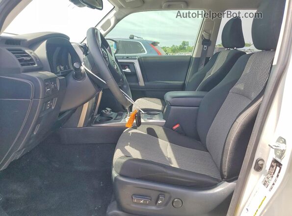 JTEMU5JR9P6104134 2023 TOYOTA 4RUNNER White წინა სალონის ხედი