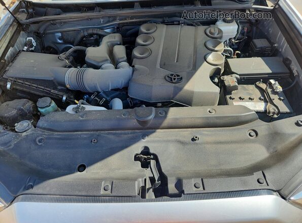 JTENU5JR2P6149534 2023 TOYOTA 4RUNNER Silver Widok komory silnika