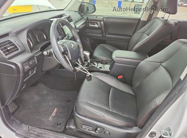 JTERU5JR2R6257950 2024 TOYOTA 4RUNNER White Вид салону спереду