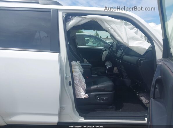JTERU5JR8M5945921 2021 TOYOTA 4RUNNER White Widok wnętrza z przodu