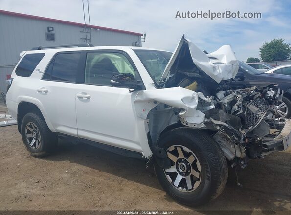 JTERU5JR8M5945921 2021 TOYOTA 4RUNNER White Widok wnętrza z tyłu