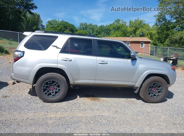 JTERU5JRXN6048840 2022 TOYOTA 4RUNNER Silver Вид задньої частини салону