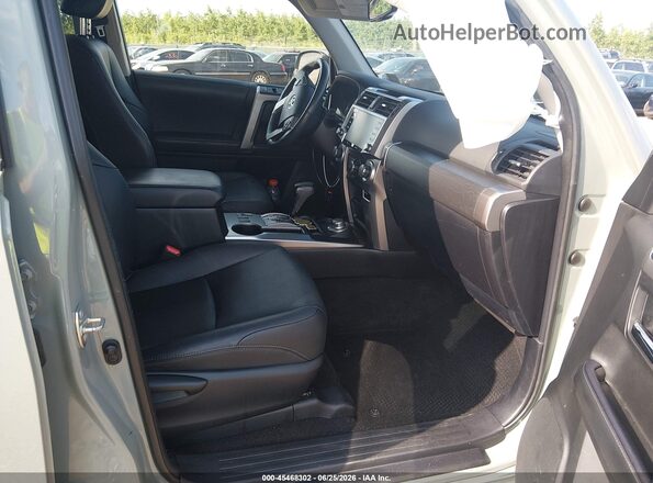 JTESU5JR0N5989995 2022 TOYOTA 4RUNNER Green Front interior view