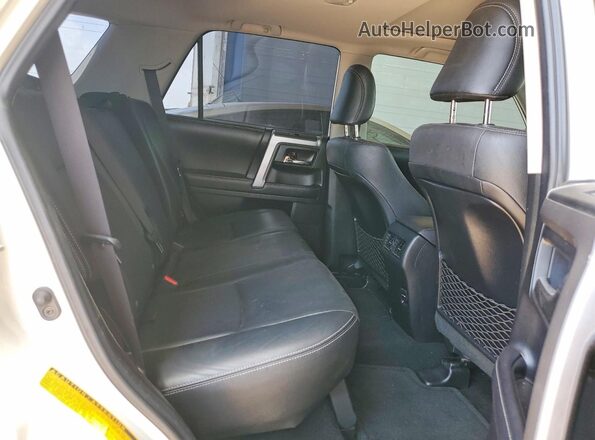JTEZU5JR4K5207014 2019 TOYOTA 4RUNNER White Вид задньої частини салону