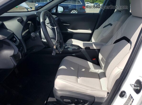 JTHB9JBHXR2076915 2024 LEXUS UX Белый Вид салона спереди