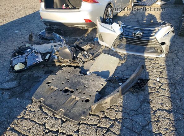 JTHBA1D26J5073822 2018 LEXUS IS Silver Вид підкапотного простору