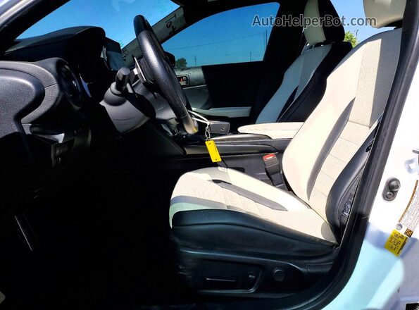 JTHGZ1B21P5061927 2023 LEXUS IS Белый Вид салона спереди