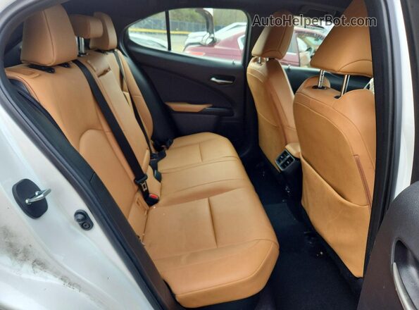 JTHP9JBH6R2076934 2024 LEXUS UX White Սալոնի հետևի տեսք