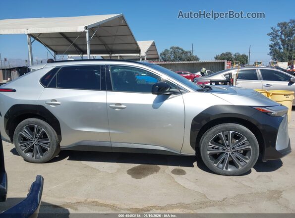 JTMAAAAA5RA052262 2024 TOYOTA BZ4X Серебряный Вид задней части салона