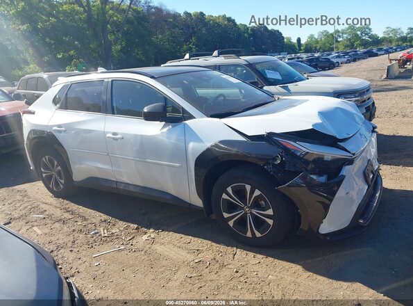 JTMAAAAA8SA066646 2025 TOYOTA BZ4X White Սալոնի հետևի տեսք