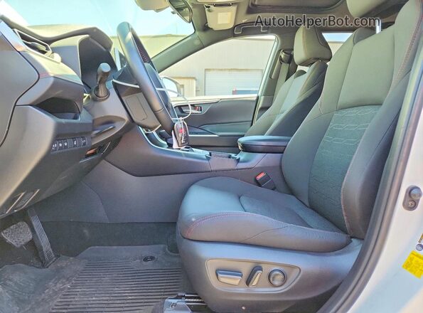 JTMAB3FV0PD154293 2023 TOYOTA RAV4 Белый Вид салона спереди