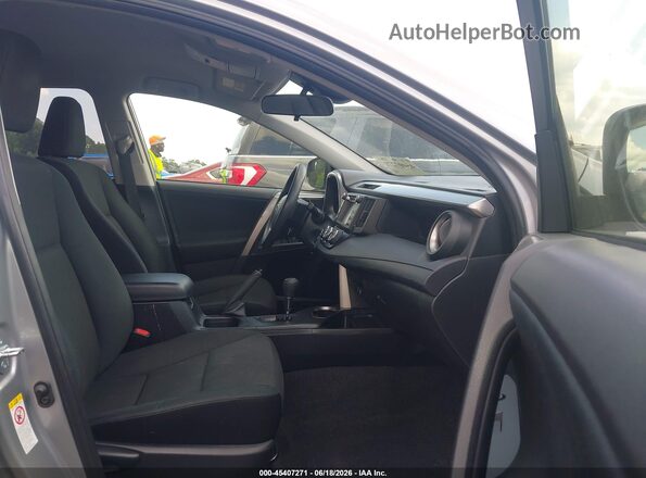 JTMBFREV2JJ211776 2018 TOYOTA RAV4 Серебряный Вид салона спереди