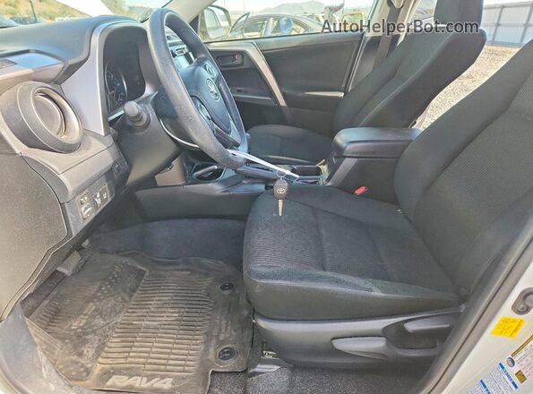 JTMBFREV5JJ748318 2018 TOYOTA RAV4 White Widok wnętrza z przodu