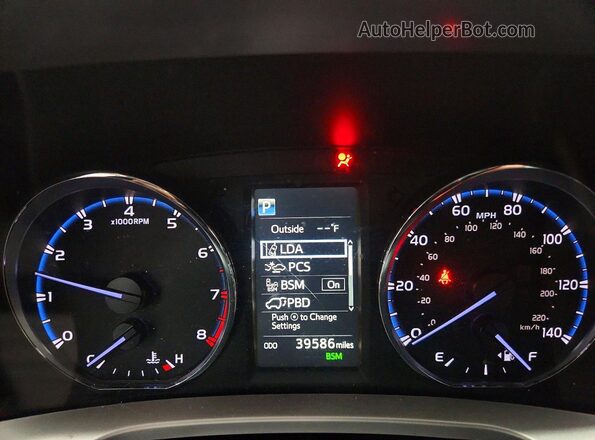 JTMDFREVXJJ731040 2018 TOYOTA RAV4 White Instrument cluster view
