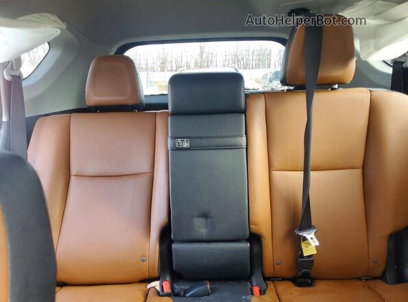 JTMDJREV3HD141902 2017 TOYOTA RAV4 White Widok tylnych siedzeń