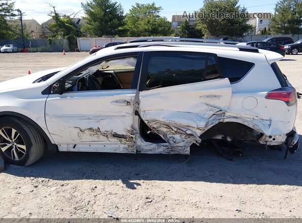 JTMRFREV2HJ105983 2017 TOYOTA RAV4 White Widok z przodu