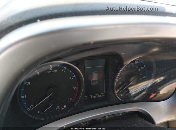 JTMRFREV2HJ105983 2017 TOYOTA RAV4 White Widok tylnych siedzeń