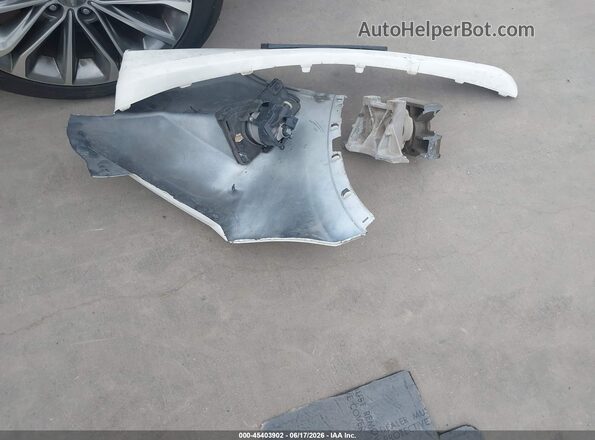 JTMRFREV7HJ121709 2017 TOYOTA RAV4 White Առջևի վահանակի տեսք