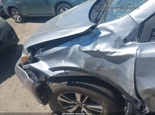JTMRFREV7JJ243816 2018 TOYOTA RAV4 Silver Widok z przodu