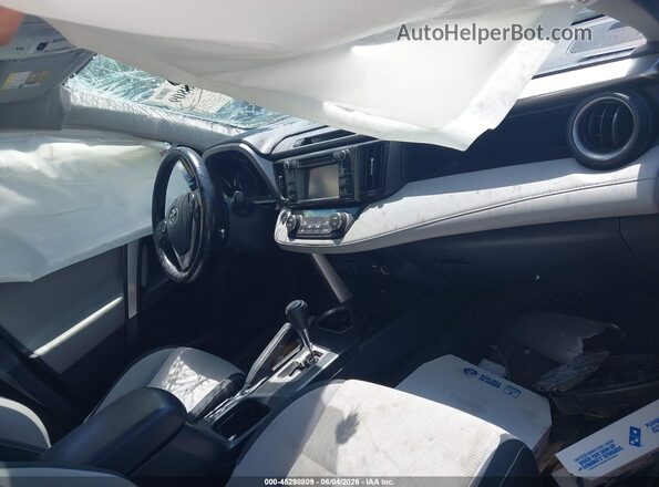 JTMRFREV7JJ243816 2018 TOYOTA RAV4 Silver Widok wnętrza z przodu