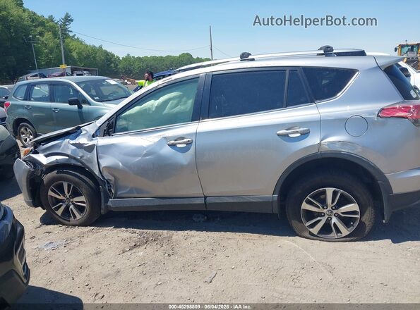 JTMRFREV7JJ243816 2018 TOYOTA RAV4 Silver Widok wnętrza z tyłu