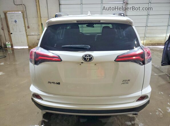 JTMRFREV8JJ192715 2018 TOYOTA RAV4 White უკანა ხედი
