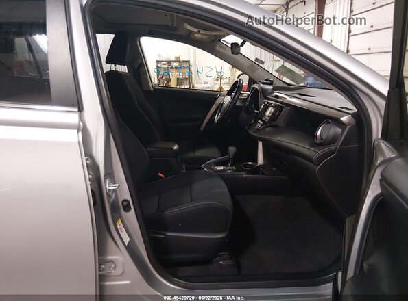 JTMRFREV9JD257828 2018 TOYOTA RAV4 Silver წინა სალონის ხედი