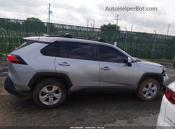 JTMW1RFV7KJ001710 2019 TOYOTA RAV4 Silver Widok wnętrza z tyłu