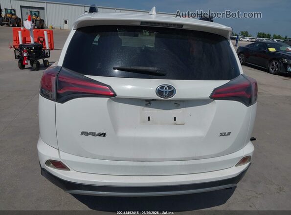 JTMWFREV4JJ728899 2018 TOYOTA RAV4 White 