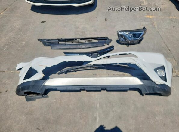 JTMWFREV7JJ752159 2018 TOYOTA RAV4 White ძრავის განყოფილების ხედი