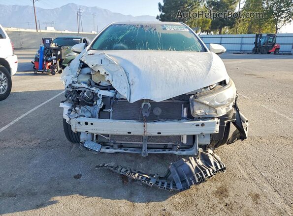 JTNKARJE5JJ553545 2018 TOYOTA COROLLA White Widok z przodu