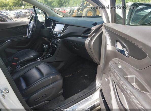 KL4CJHSB8JB625933 2018 BUICK ENCORE Белый Вид салона спереди