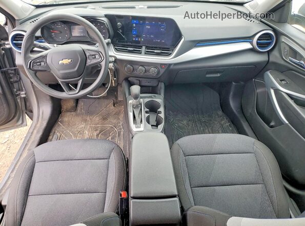 KL77LFE24RC180871 2024 CHEVROLET TRAX Silver Առջևի վահանակի տեսք